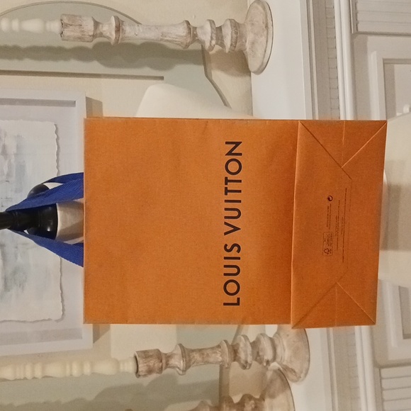 Louis Vuitton - Picture 2 of 5